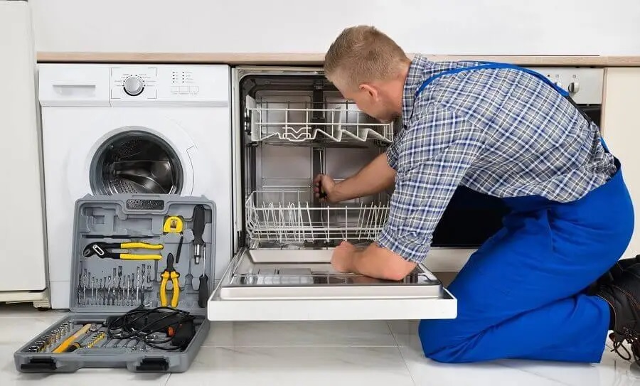 Gördes Hotpoint servisi teknisyen ekibi beyaz eşya tamiri yaparken